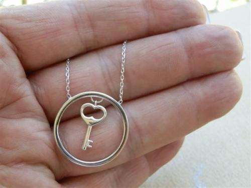 Stunning solid sterling silver necklace - weight 2.40 g.