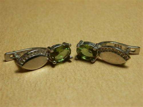Charming solid sterling silver color changing Zultanite earrings - weight 5.17 g.