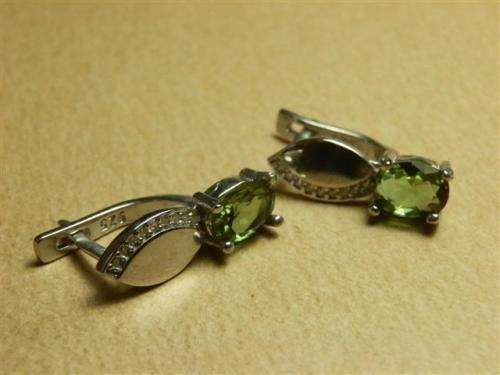 Charming solid sterling silver color changing Zultanite earrings - weight 5.17 g.