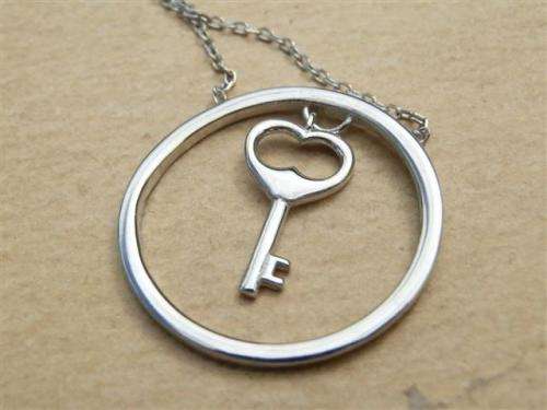 Stunning solid sterling silver necklace - weight 2.40 g.