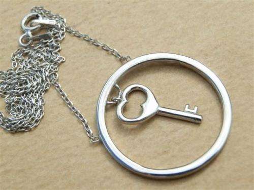 Stunning solid sterling silver necklace - weight 2.40 g.