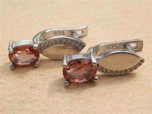 Charming solid sterling silver color changing Zultanite earrings - weight 5.17 g.