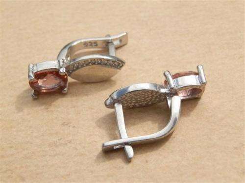 Charming solid sterling silver color changing Zultanite earrings - weight 5.17 g.