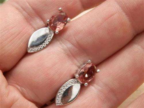 Charming solid sterling silver color changing Zultanite earrings - weight 5.17 g.