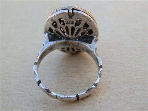 Stunning sterling silver topaz and onyx ring - weight 6.35 g.