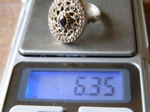 Stunning sterling silver topaz and onyx ring - weight 6.35 g.