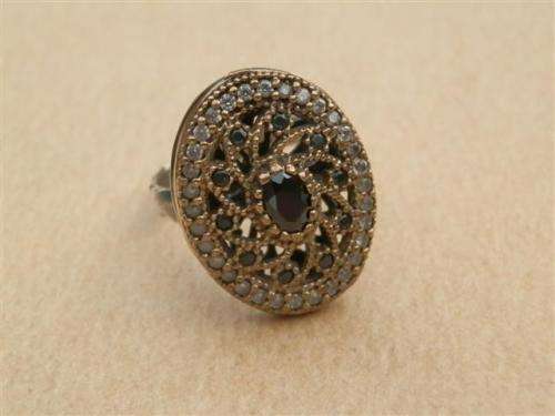 Stunning sterling silver topaz and onyx ring - weight 6.35 g.