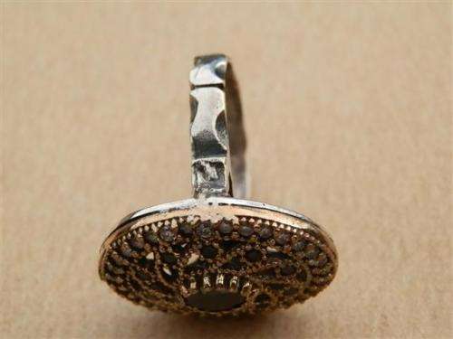 Stunning sterling silver topaz and onyx ring - weight 6.35 g.