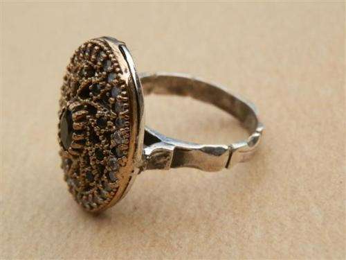 Stunning sterling silver topaz and onyx ring - weight 6.35 g.