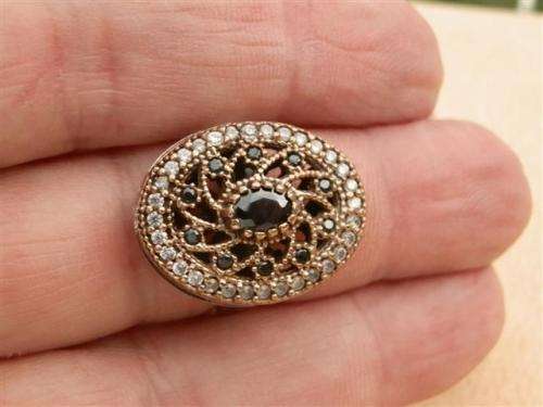 Stunning sterling silver topaz and onyx ring - weight 6.35 g.