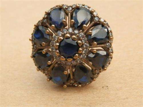 Spectacular sterling silver blue sapphire and topaz ring - weight 9.29 g.