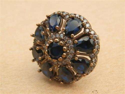 Spectacular sterling silver blue sapphire and topaz ring - weight 9.29 g.