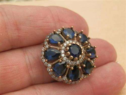 Spectacular sterling silver blue sapphire and topaz ring - weight 9.29 g.