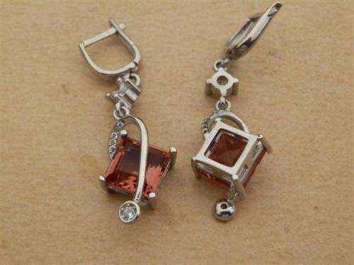 Marvelous solid sterling silver color changing Zultanite and topaz earrings - weight 7.28 g.