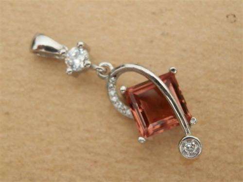 Lovely solid sterling silver color changing Zultanite and topaz pendant - weight 3.37 g.