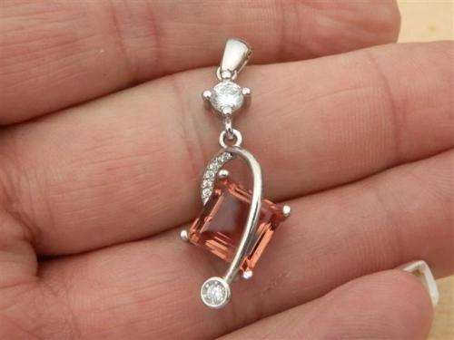 Lovely solid sterling silver color changing Zultanite and topaz pendant - weight 3.37 g.