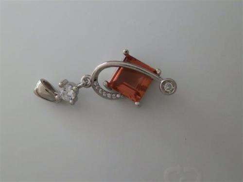 Lovely solid sterling silver color changing Zultanite and topaz pendant - weight 3.37 g.