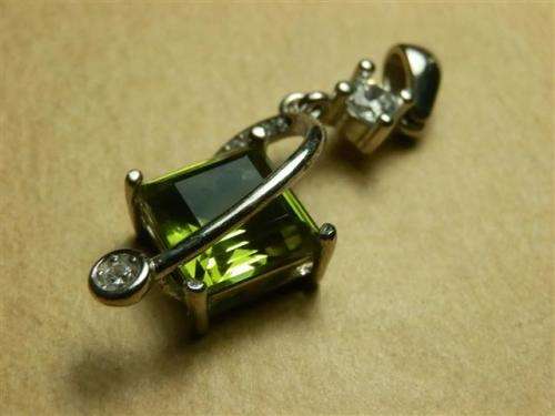 Lovely solid sterling silver color changing Zultanite and topaz pendant - weight 3.37 g.