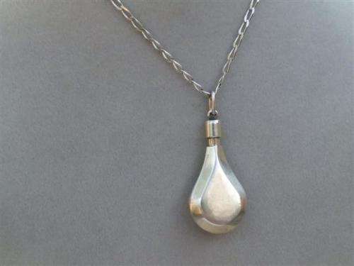 Exquisite vintage heavy solid sterling silver chain with large perfume bottle pendant - weight 19 g.