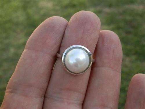 Charming solid sterling silver natural mabe pearl ring - weight 4.76 g.