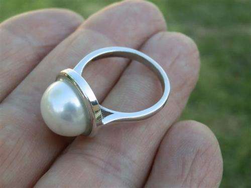 Charming solid sterling silver natural mabe pearl ring - weight 4.76 g.