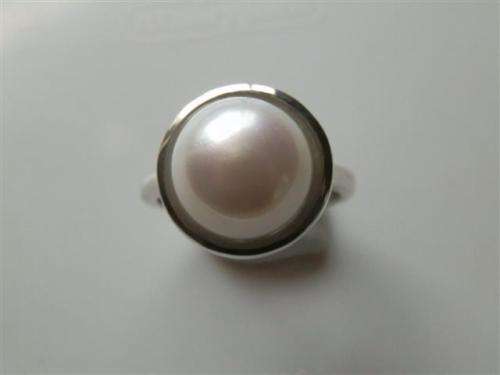 Charming solid sterling silver natural mabe pearl ring - weight 4.76 g.