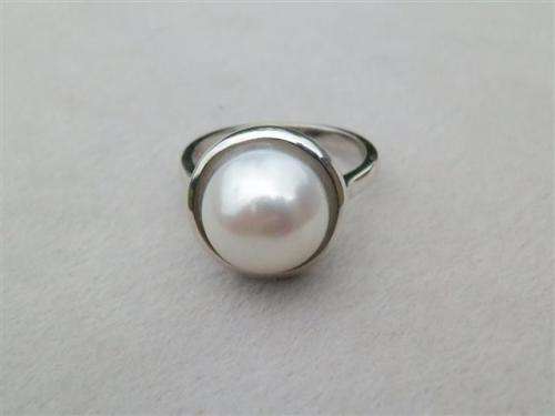 Charming solid sterling silver natural mabe pearl ring - weight 4.76 g.