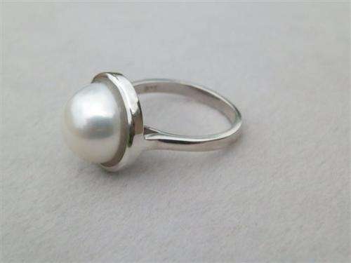 Charming solid sterling silver natural mabe pearl ring - weight 4.76 g.