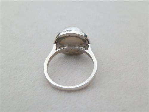 Charming solid sterling silver natural mabe pearl ring - weight 4.76 g.