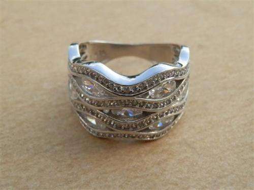 Sparkling solid sterling silver ring - weight 7.75 g.