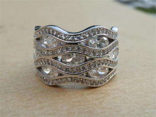 Sparkling solid sterling silver ring - weight 7.75 g.