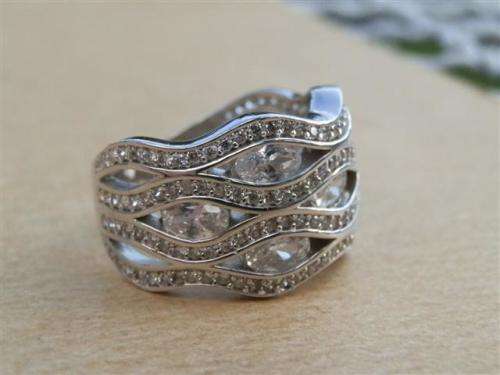 Sparkling solid sterling silver ring - weight 7.75 g.