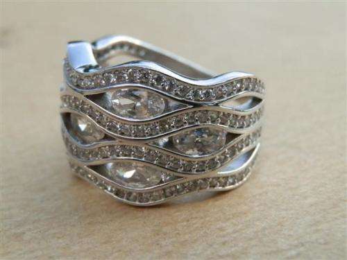 Sparkling solid sterling silver ring - weight 7.75 g.