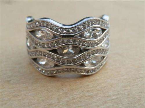 Sparkling solid sterling silver ring - weight 7.75 g.