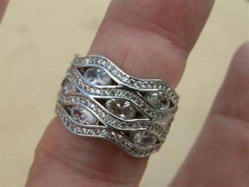 Sparkling solid sterling silver ring - weight 7.75 g.