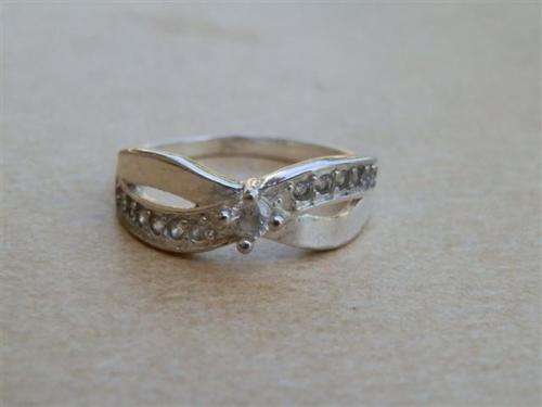 Lovely solid sterling silver ring - weight 2.56 g.