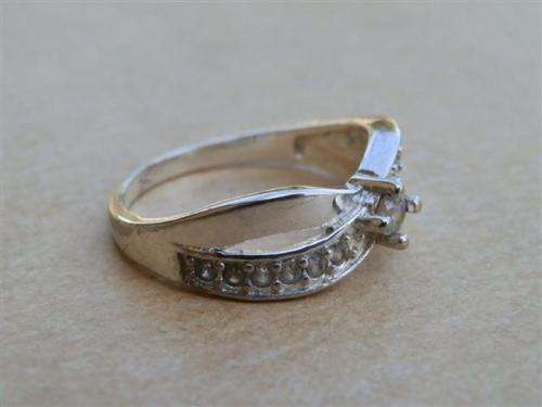 Lovely solid sterling silver ring - weight 2.56 g.