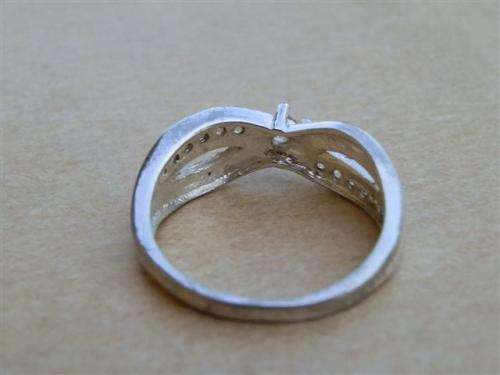 Lovely solid sterling silver ring - weight 2.56 g.
