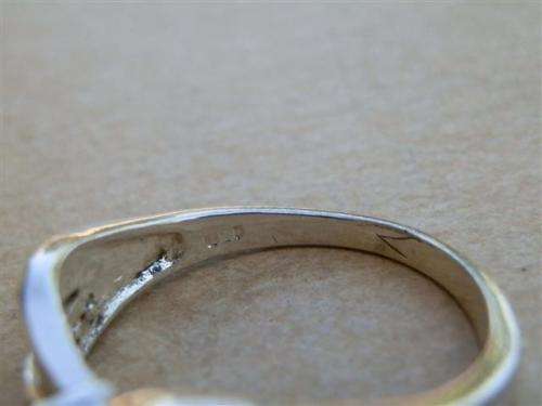 Lovely solid sterling silver ring - weight 2.56 g.