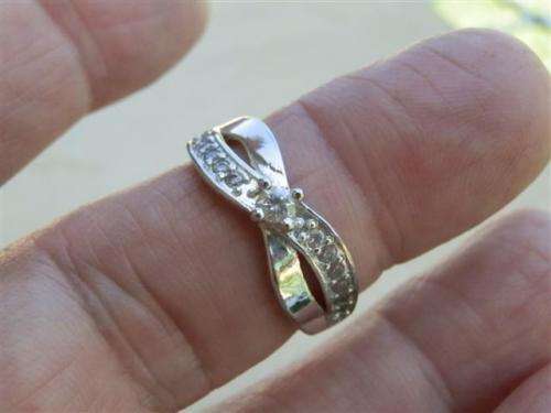 Lovely solid sterling silver ring - weight 2.56 g.