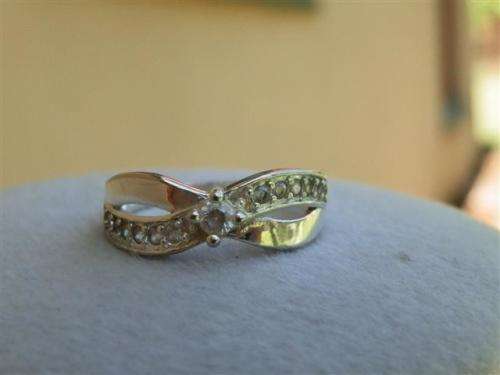 Lovely solid sterling silver ring - weight 2.56 g.