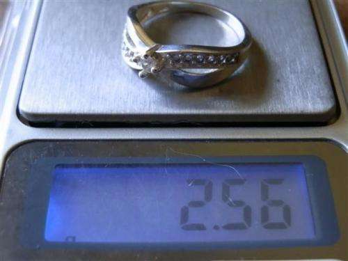 Lovely solid sterling silver ring - weight 2.56 g.