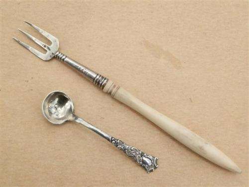 Antique solid silver salt spoon, Birmingham, circa 1910 and a antique silver pickle - weight 7.3 g.