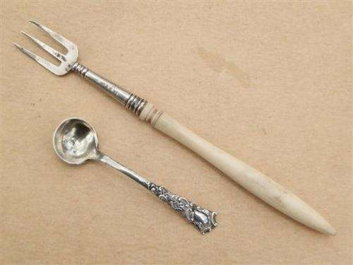 Antique solid silver salt spoon, Birmingham, circa 1910 and a antique silver pickle - weight 7.3 g.