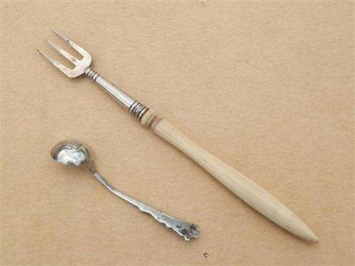 Antique solid silver salt spoon, Birmingham, circa 1910 and a antique silver pickle - weight 7.3 g.