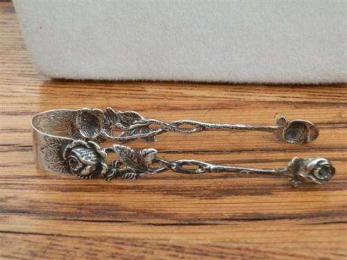 Lovely vintage Dutch solid sterling silver sugar tong  - weight 14 g.
