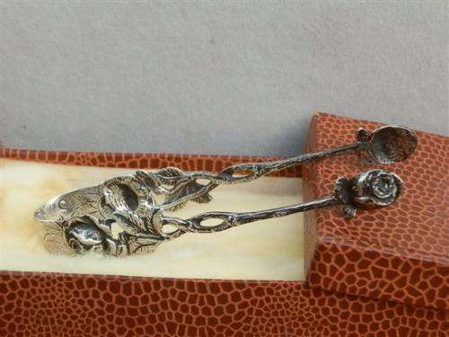 Lovely vintage Dutch solid sterling silver sugar tong  - weight 14 g.