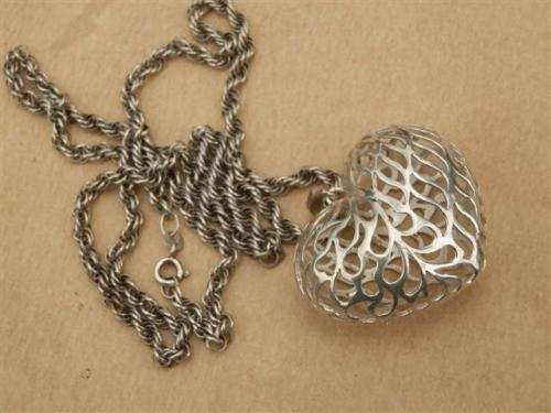 Awesome heavy solid sterling silver rope chain and a large filigree heart pendant - weight 21.94 g.