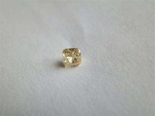 Sparkling 0.16 ct natural diamond, fancy light yellow, with authenticity certificate - value R9,200