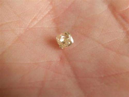 Sparkling 0.16 ct natural diamond, fancy light yellow, with authenticity certificate - value R9,200